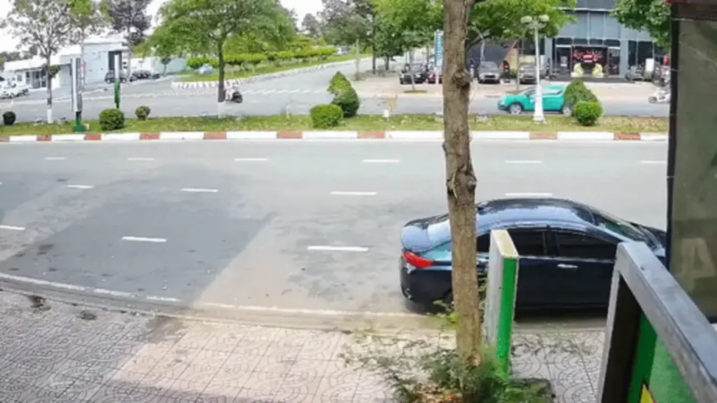 Hai cô bé đi xe đạp điện lao thẳng vào ôtô đỗ bên đường