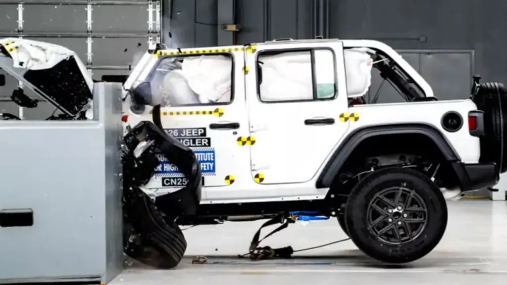 Jeep Wrangler không còn lật khi thử nghiệm va chạm